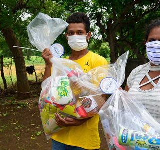 Beneficiarios de con kits alimenticios y de higiene.