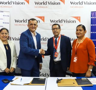 Firma de convenio entre Gildan y World Vision