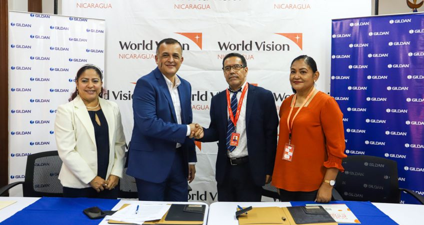 Firma de convenio entre Gildan y World Vision