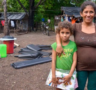 Familia beneficiada por World Vision tras ser afectada por el paso del Huracán Eta.