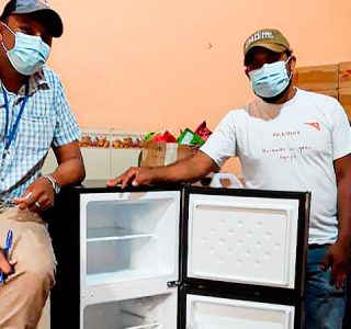 Colaboradores de World Vision en Estelí reciben refrigeradora.