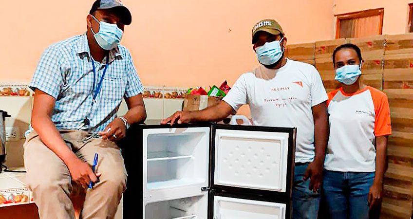 Colaboradores de World Vision en Estelí reciben refrigeradora.