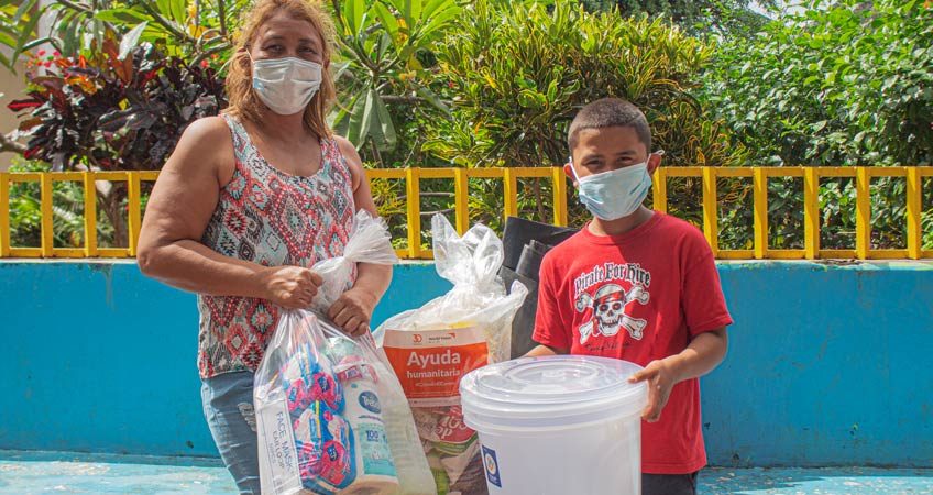 Familia recibe ayuda humanitaria de parte de World Vision nicaragua.