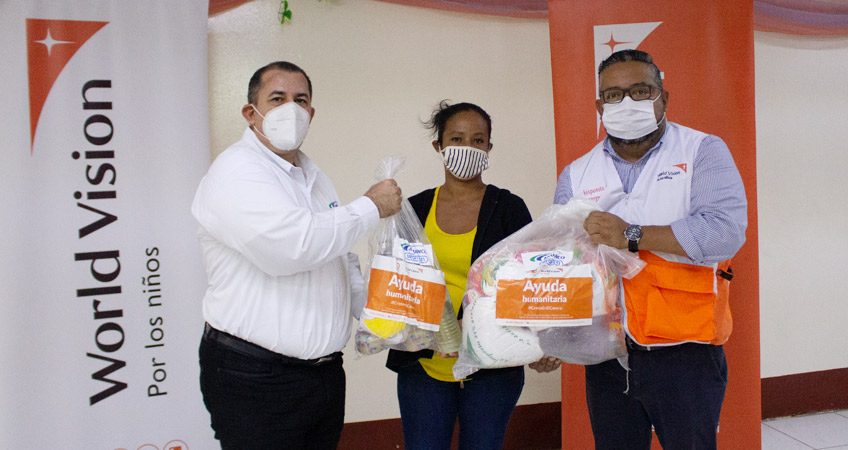 Amanco Wavin y World Vision entregan kits de alimentos y de higiene a familias vulnerables ante el COVID-19 y damnificadas por huracanes.