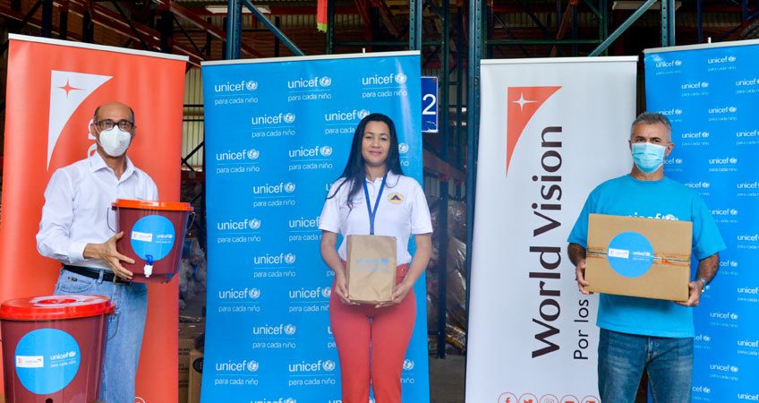 Representantes de UNICEF, SINAPRED y World Vision durante entrega de donación para familias afectadas por el Huracán Eta.