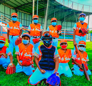 Niñas y niños lucen sus uniformes para jugar béisbol.